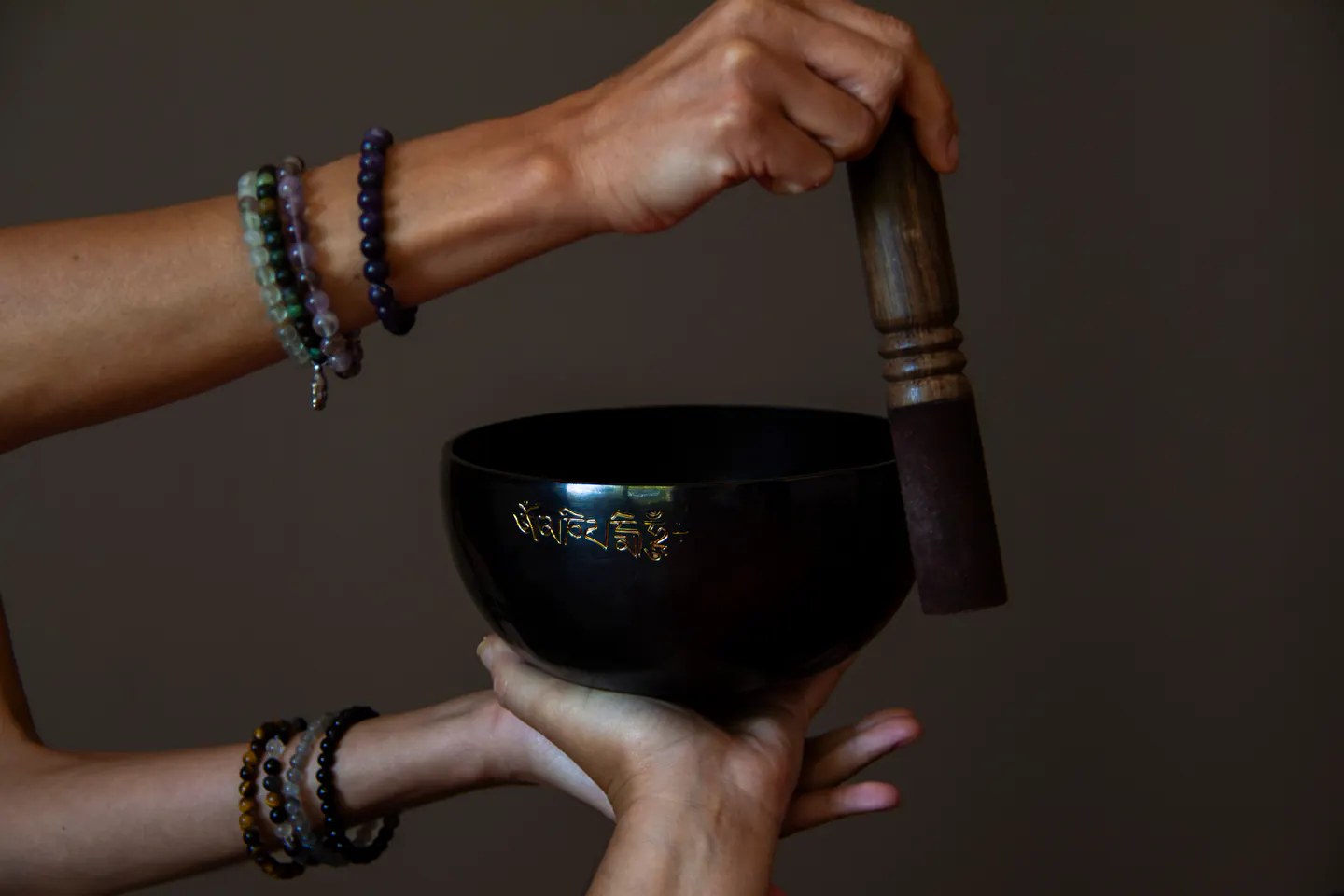 Bol tibétain tenu entre les mains de Saskia Reymond