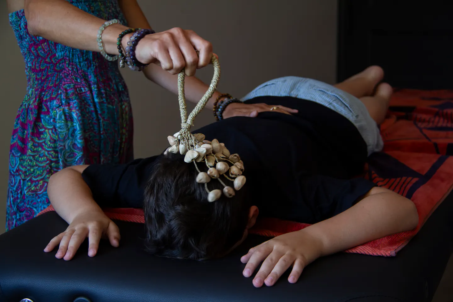 Séance ludique de relaxation sonore avec un enfant