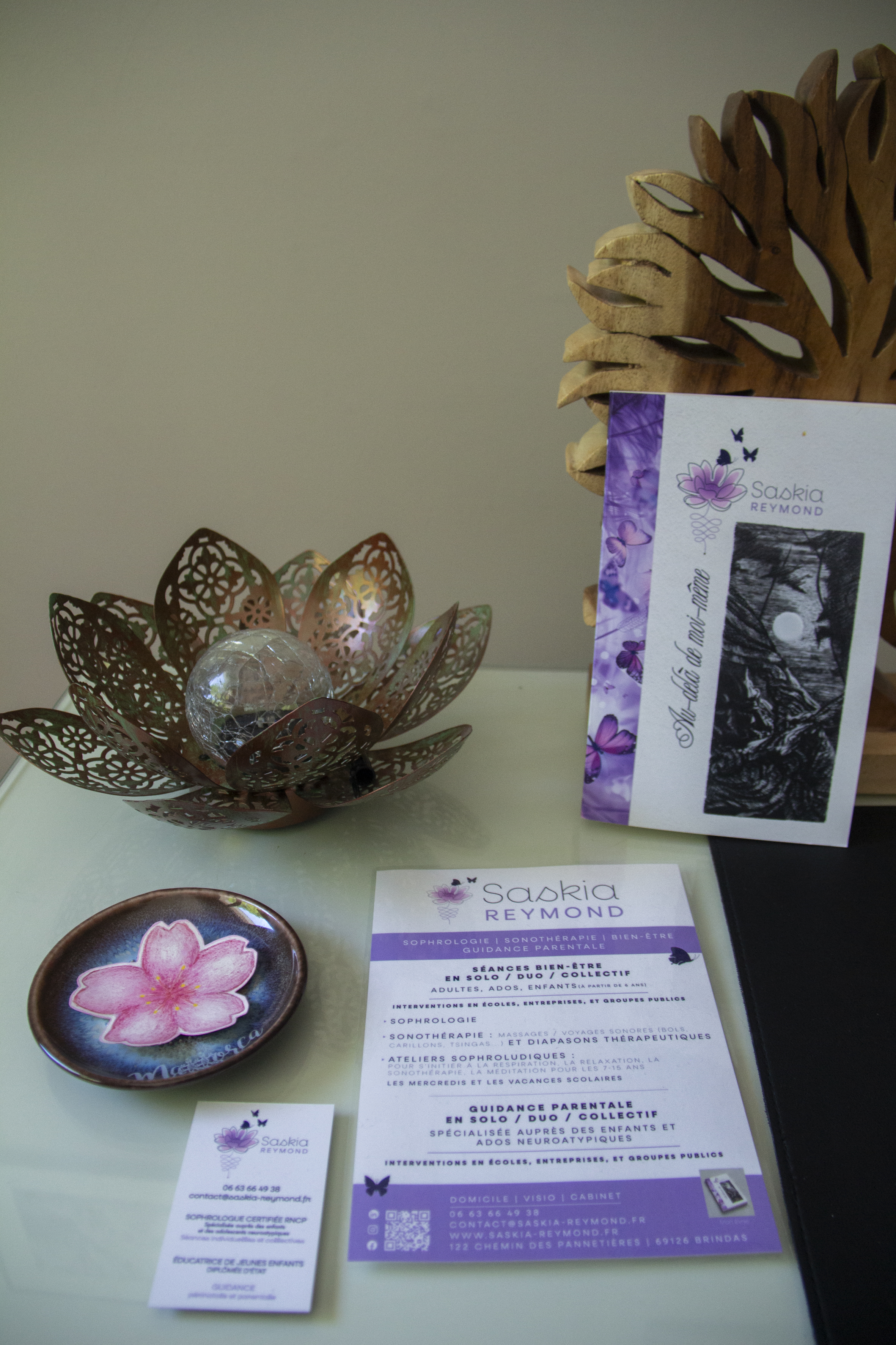 Lotus décoratif dans le cabinet de Saskia Reymond
