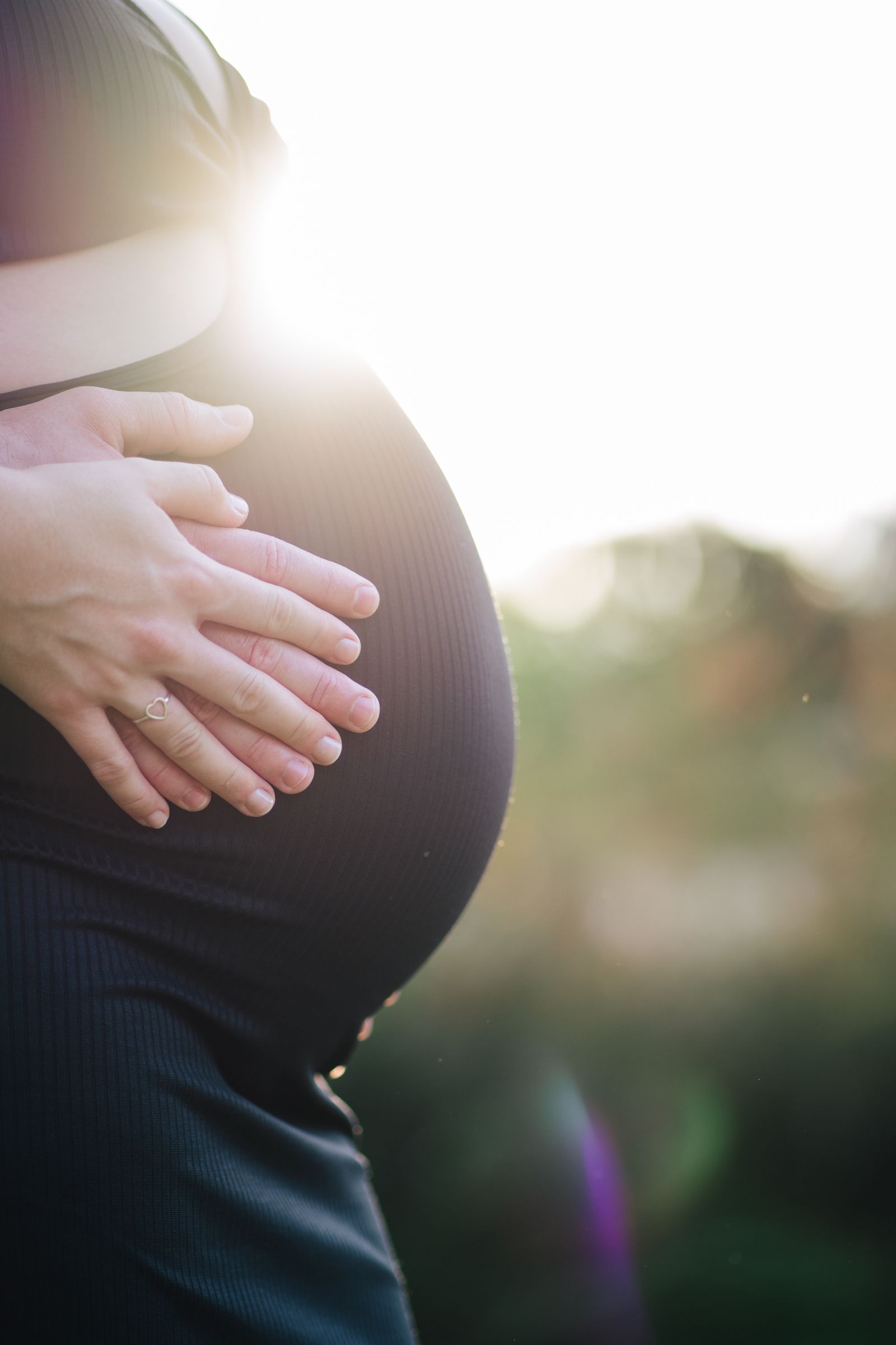 Accompagnement périnatal, mains posées sur un ventre de grossesse